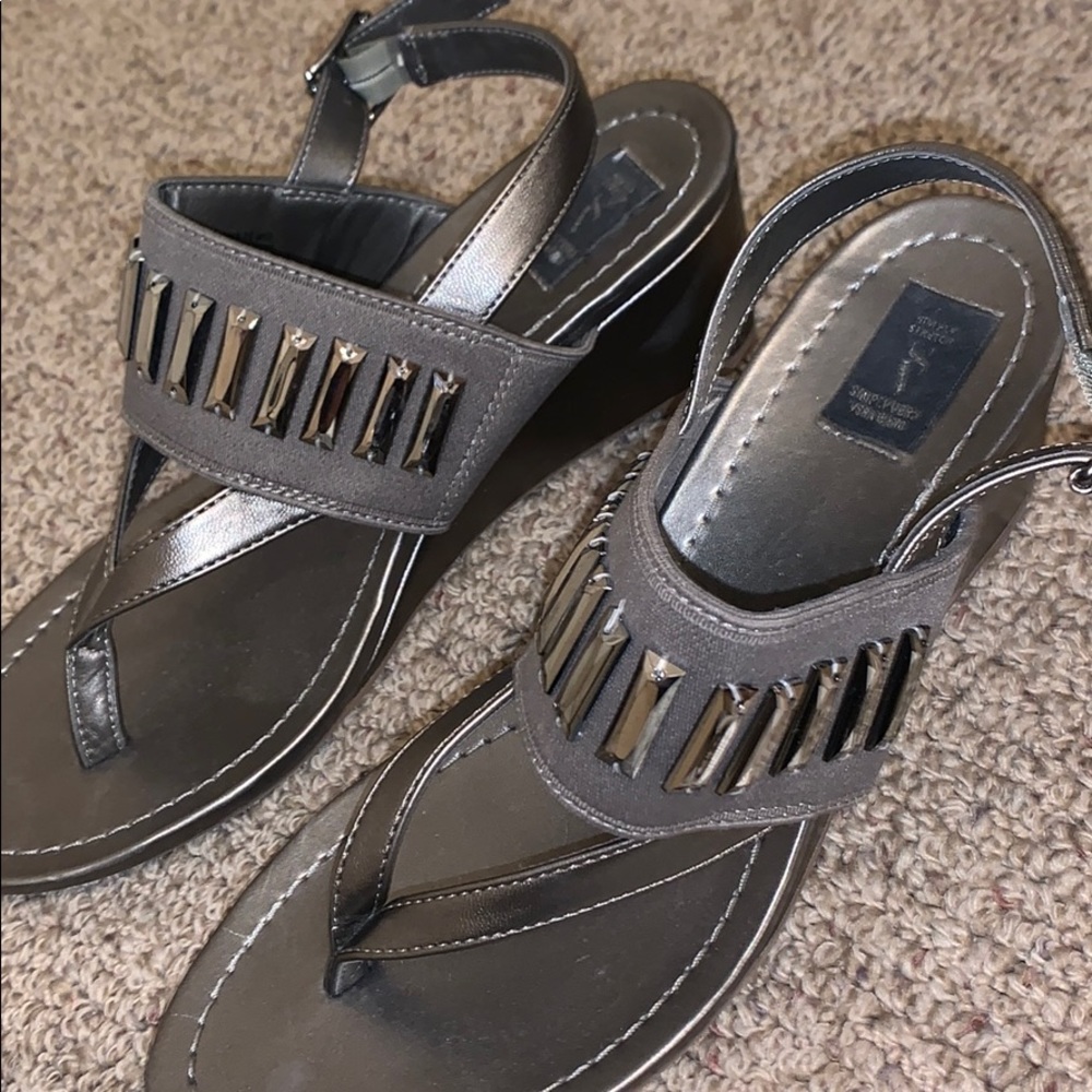 SIMPLY VERA WANG GRAY HEELED SANDALS